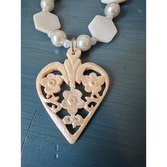 Vintage Boho Filagree Heart Shell Pendant Necklace Flowers White - Picture 8 of 9